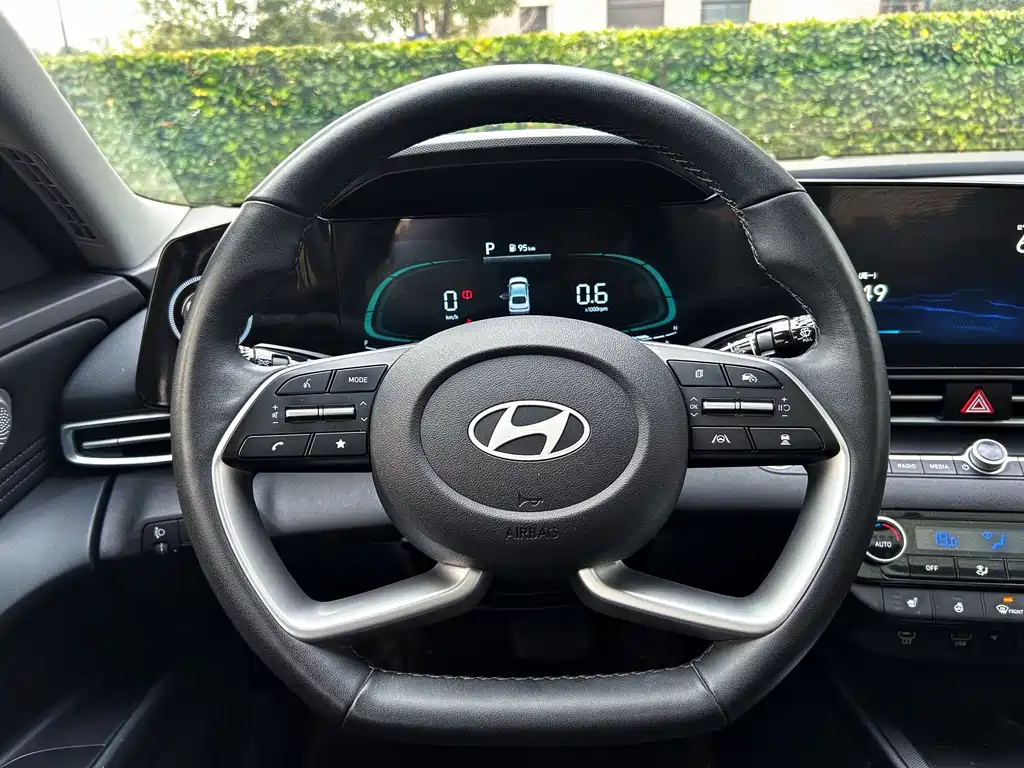 Hyundai Hyundai Elantra 2023 1.5L CVT LUX Premium Edition 2024 - thumbnail 12