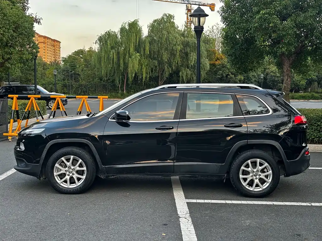 Jeep Chrysler Cherokee 2016 2.4L Professional Intelligent Edition 2016 - thumbnail 4
