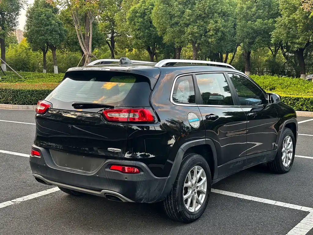 Jeep Chrysler Cherokee 2016 2.4L Professional Intelligent Edition 2016 - thumbnail 7