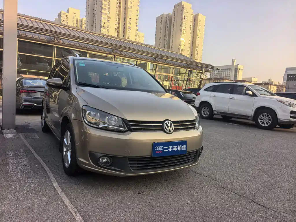 Volkswagen Volkswagen Touran 2015 1.4T Manual Style Edition 5-seater 2015 - thumbnail 3