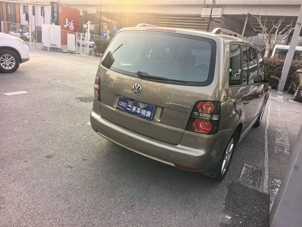 Volkswagen Volkswagen Touran 2015 1.4T Manual Style Edition 5-seater 2015 - thumbnail 4