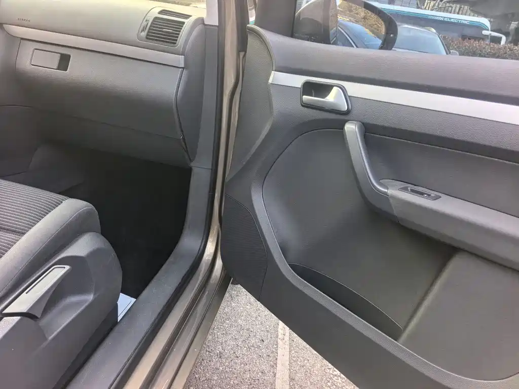Volkswagen Volkswagen Touran 2015 1.4T Manual Style Edition 5-seater 2015 - thumbnail 21