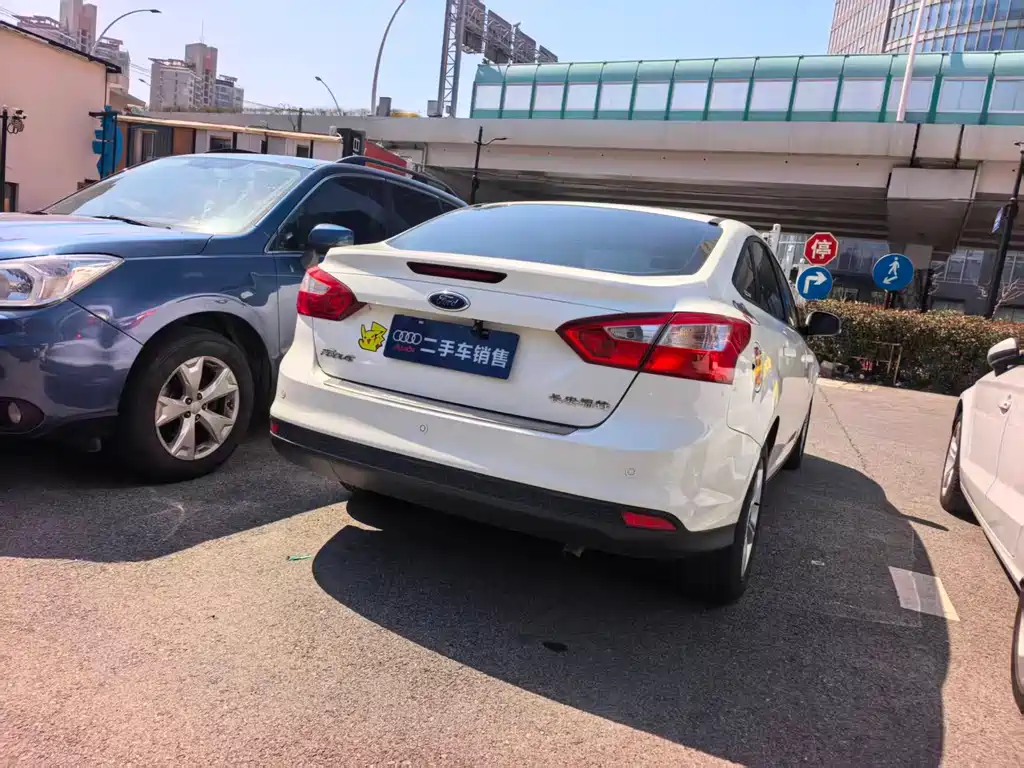 Ford Ford Focus 2012 Sedan 1.6L Automatic Comfort Edition 2013 - thumbnail 4