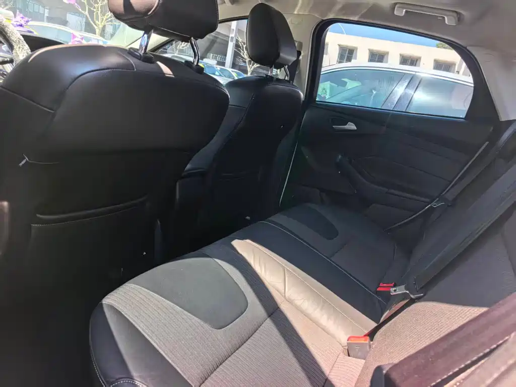 Ford Ford Focus 2012 Sedan 1.6L Automatic Comfort Edition 2013 - thumbnail 8