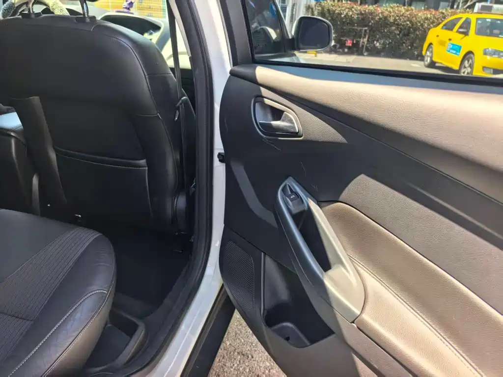 Ford Ford Focus 2012 Sedan 1.6L Automatic Comfort Edition 2013 - thumbnail 12