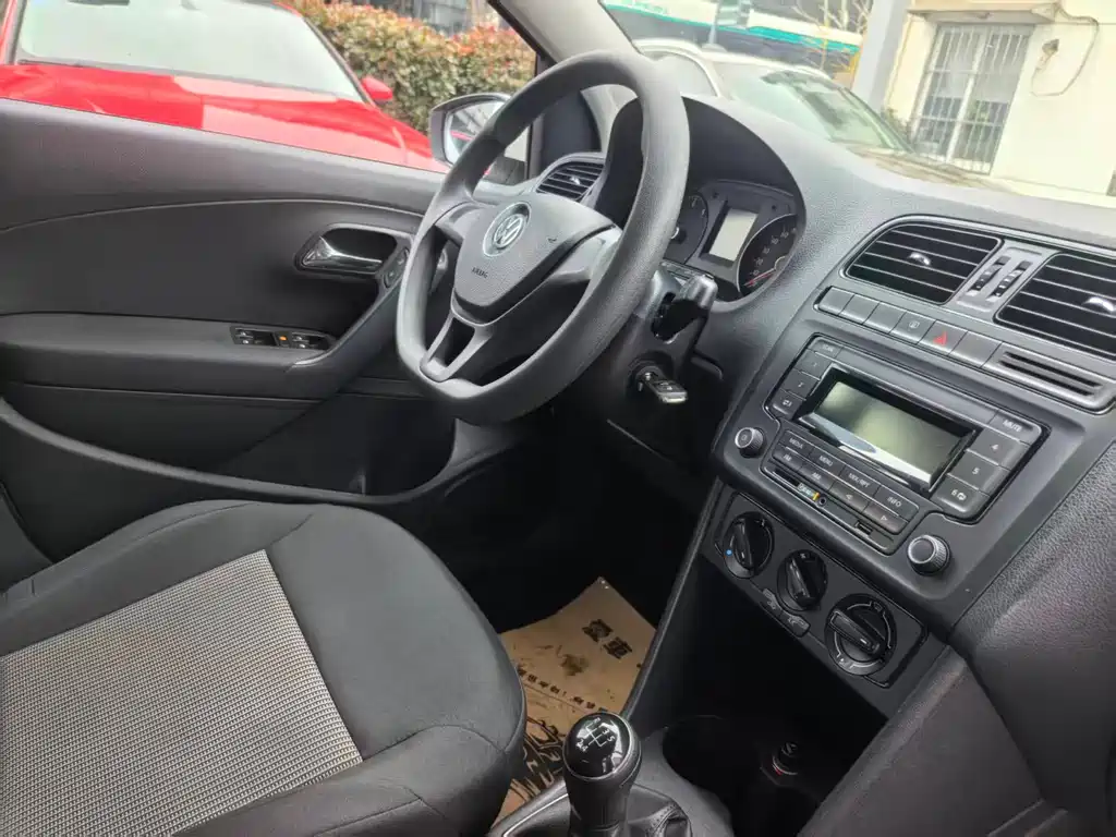 Volkswagen Volkswagen Polo 2014 1.4L Manual Trend Edition 2015 - thumbnail 7