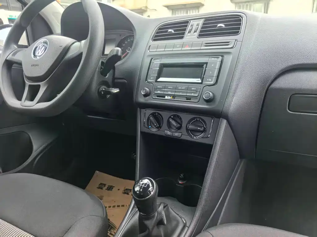 Volkswagen Volkswagen Polo 2014 1.4L Manual Trend Edition 2015 - thumbnail 8