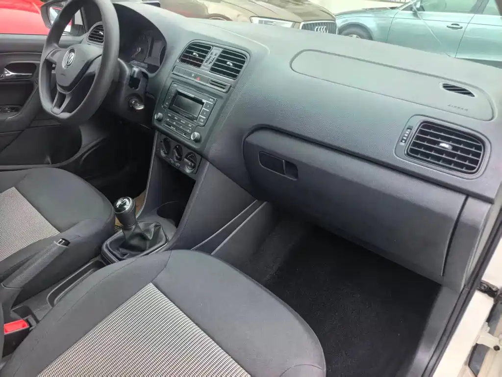 Volkswagen Volkswagen Polo 2014 1.4L Manual Trend Edition 2015 - thumbnail 10