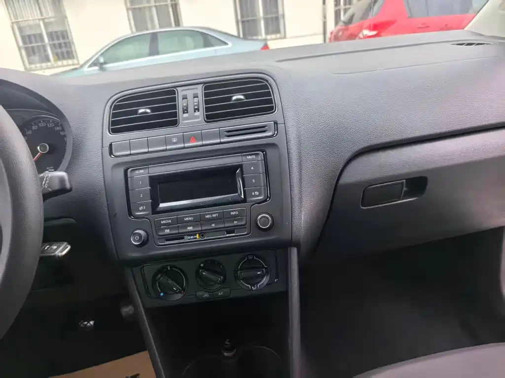 Volkswagen Volkswagen Polo 2014 1.4L Manual Trend Edition 2015 - thumbnail 13