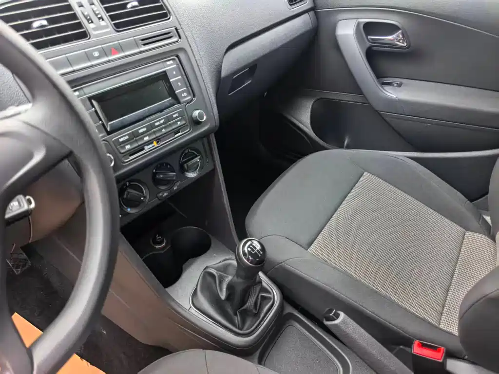 Volkswagen Volkswagen Polo 2014 1.4L Manual Trend Edition 2015 - thumbnail 20