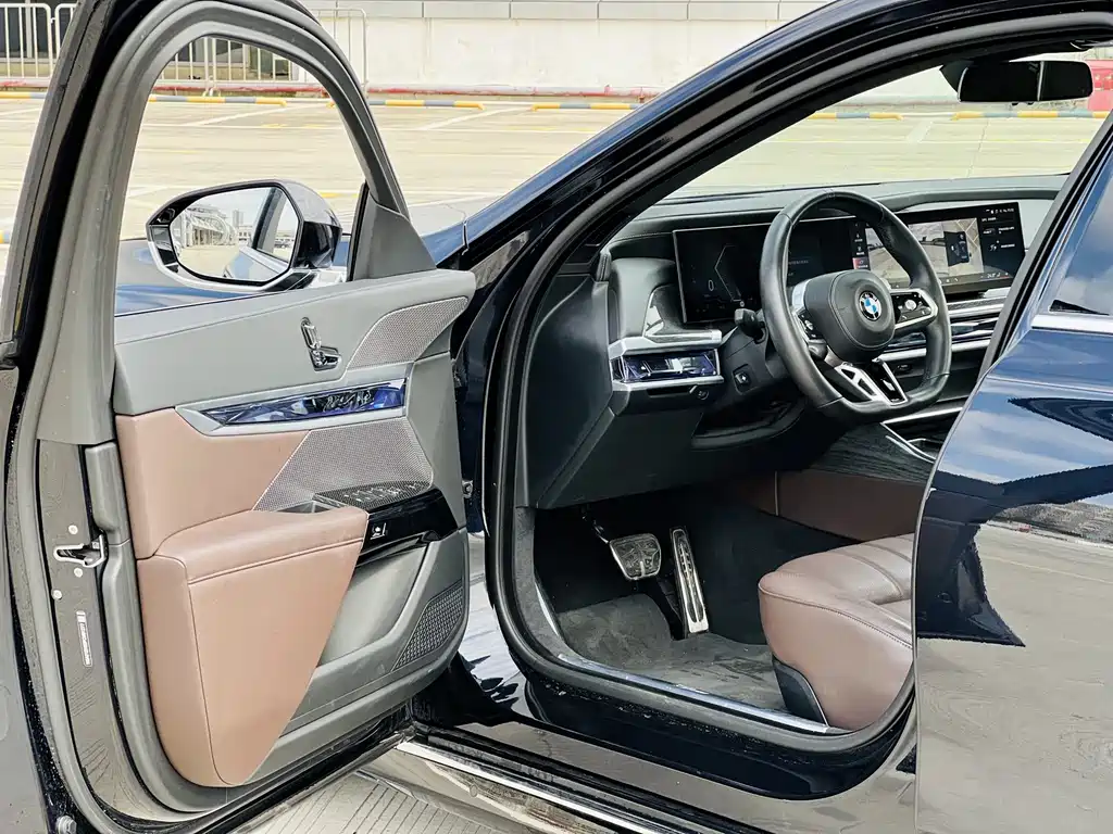 BMW BMW 7 Series 2023 740Li M Sport Package Premium Model 2025 - thumbnail 4