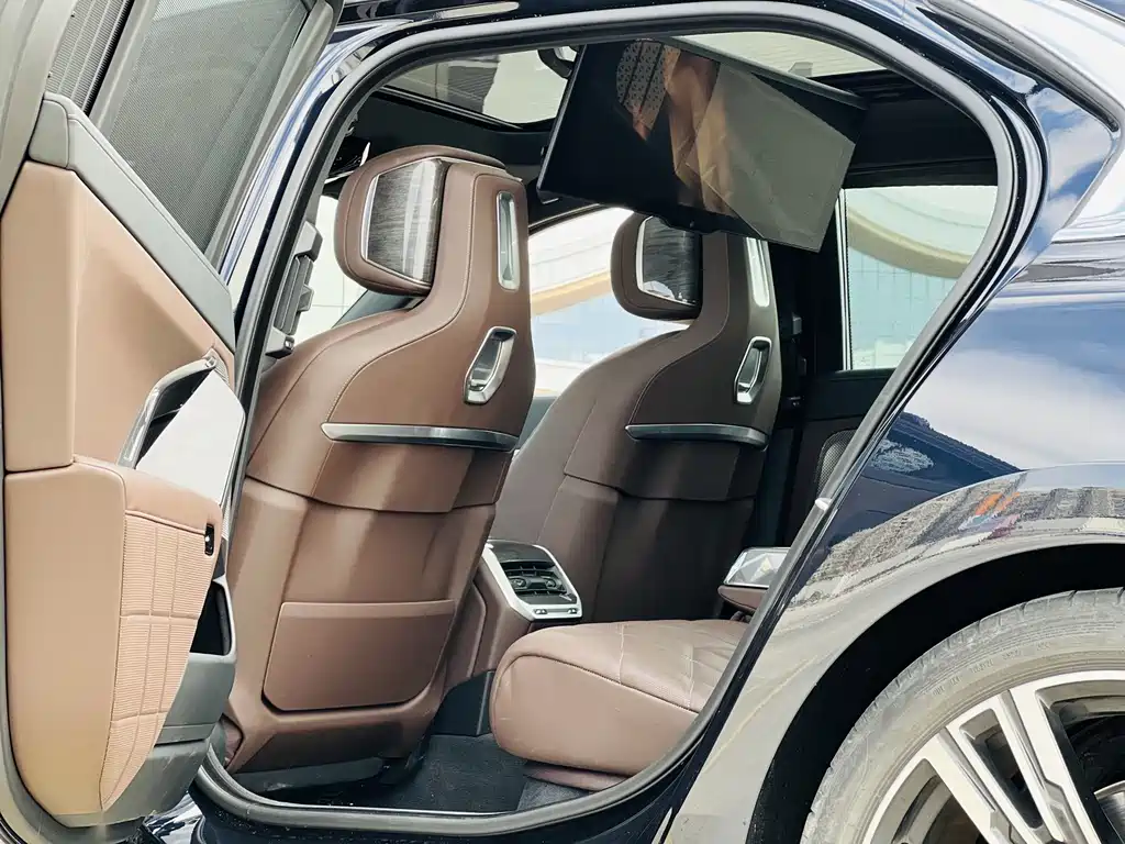 BMW BMW 7 Series 2023 740Li M Sport Package Premium Model 2025 - thumbnail 5