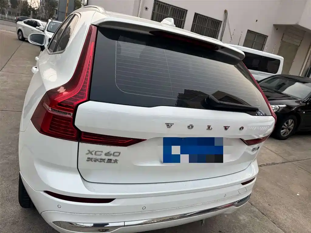 Volvo Volvo XC60 2024 B5 AWD Momentum Luxury Edition 2024 - thumbnail 4
