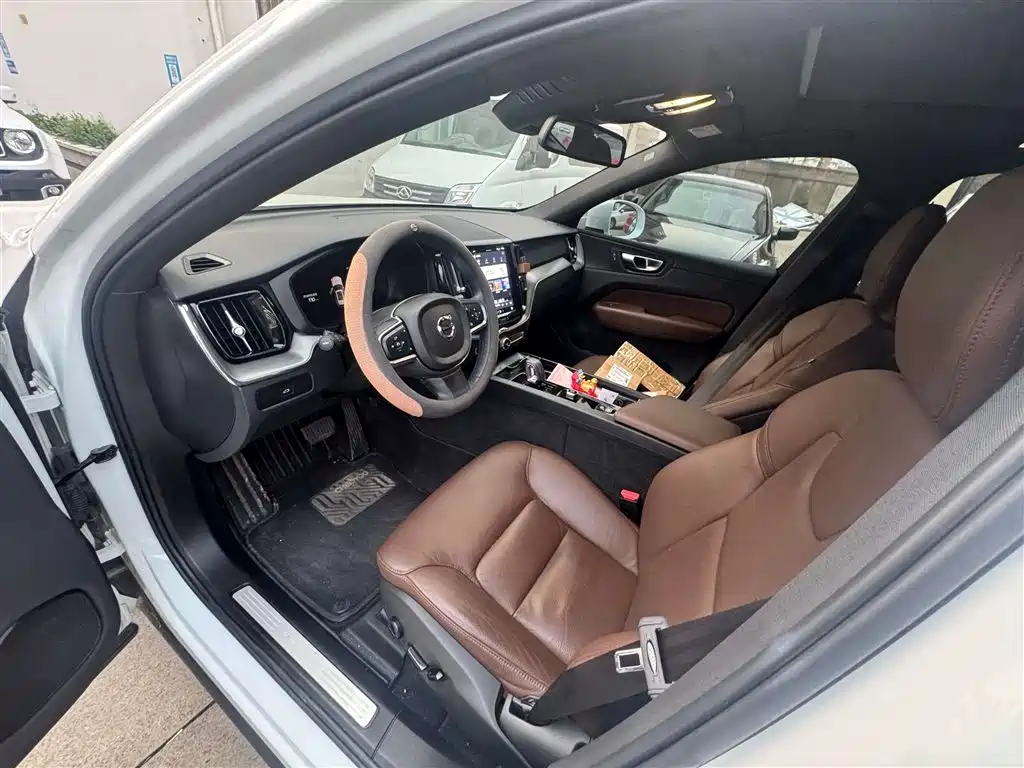 Volvo Volvo XC60 2024 B5 AWD Momentum Luxury Edition 2024 - thumbnail 6