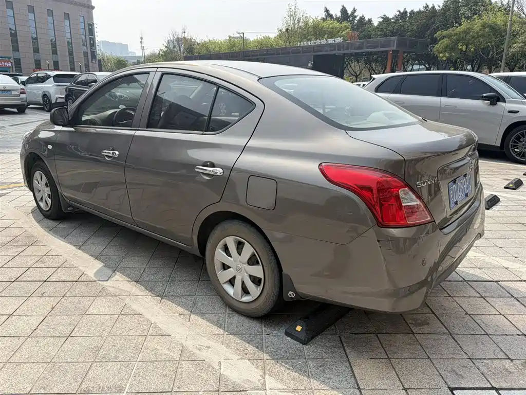 Nissan Sunny 2015 1.5XE CVT Elite Edition 2016 - thumbnail 4