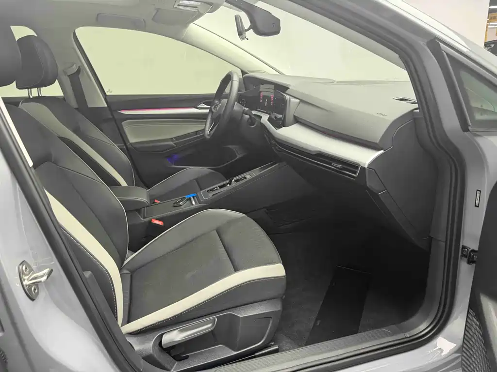 Volkswagen Volkswagen Golf 2023 Model Year Facelift 280TSI DSG Pro 2024 - thumbnail 3