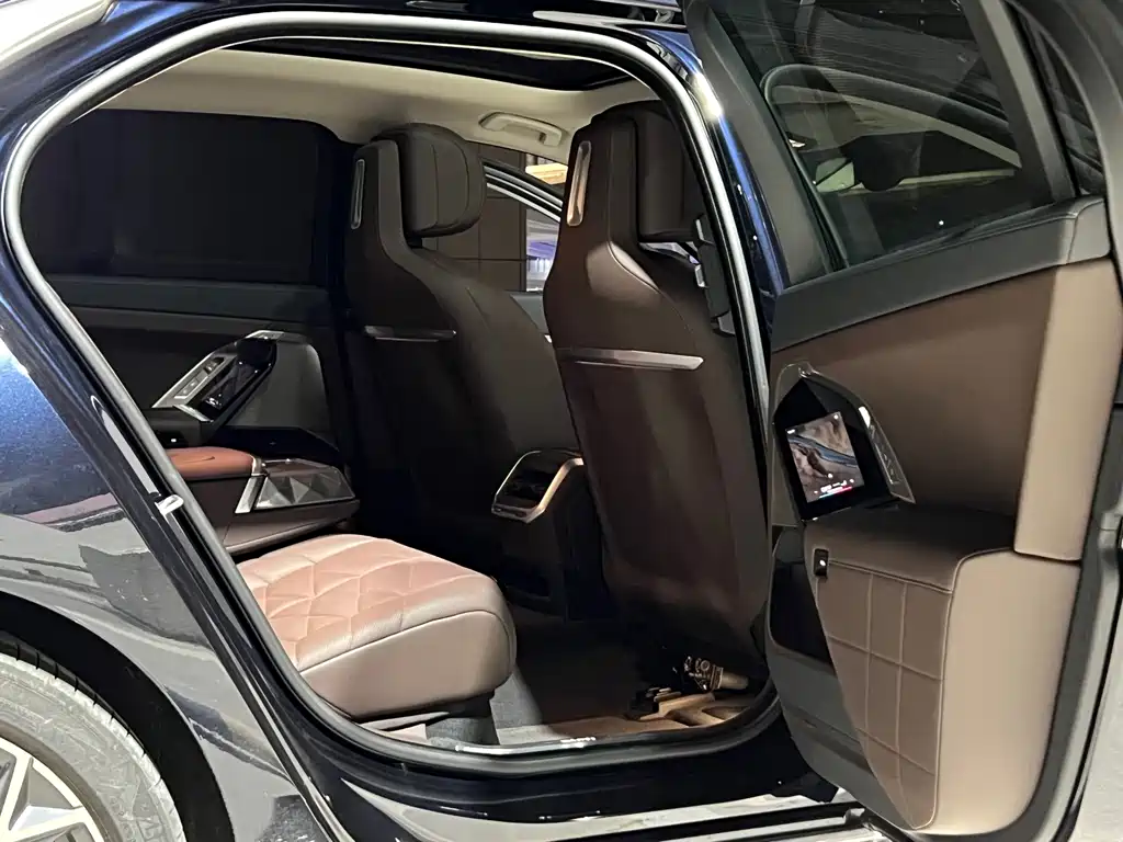 BMW BMW 7 Series 2023 735Li Luxury Package 2024 - thumbnail 7