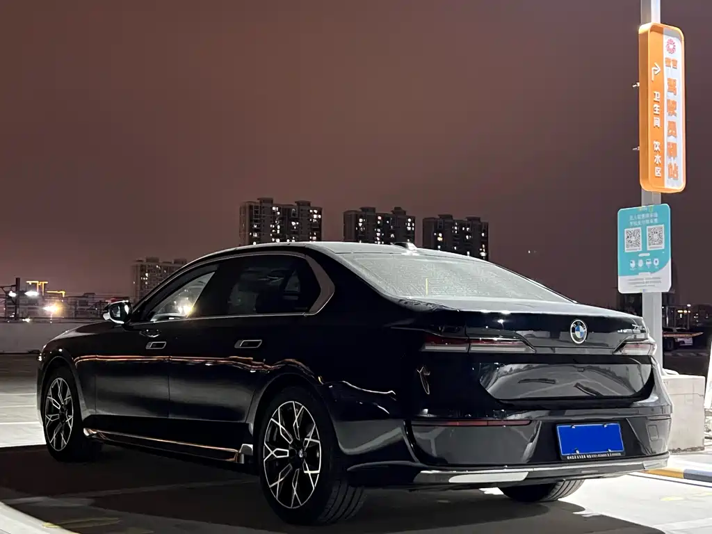 BMW BMW 7 Series 2023 735Li Luxury Package 2024 - thumbnail 9