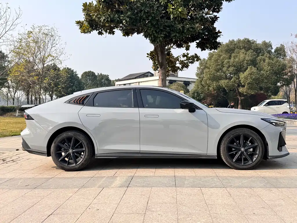 Changan Changan UNI-V 2022 1.5T Excellence Edition 2022 - thumbnail 4