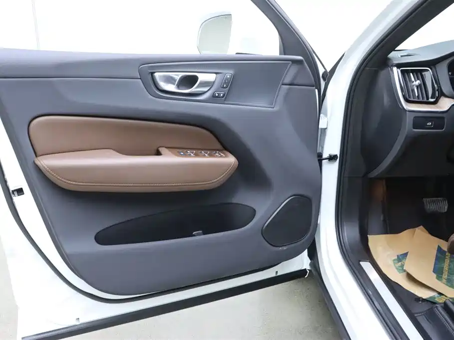 Volvo Volvo XC60 2025 B5 AWD Intelligent Luxury Edition 2024 - thumbnail 11