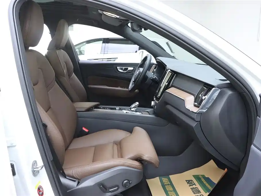 Volvo Volvo XC60 2025 B5 AWD Intelligent Luxury Edition 2024 - thumbnail 19