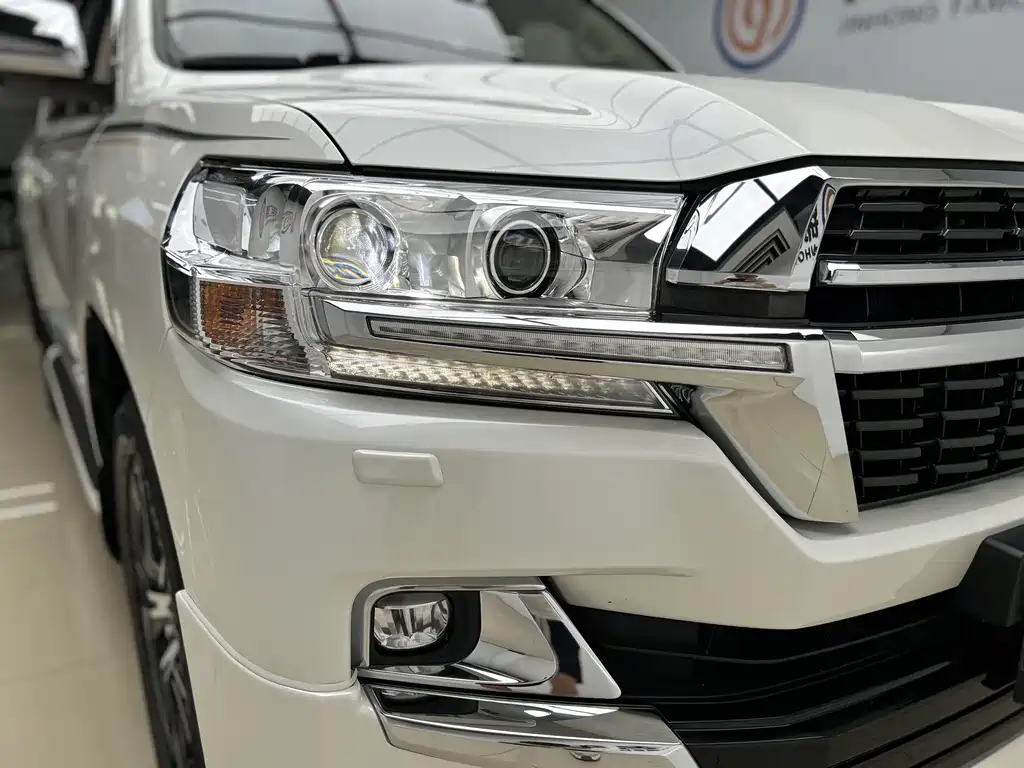 Toyota Land Cruiser (Imported) 2020 Model 5.7L Middle East Version  Actually, the internationally accepted model name would be:  **Toyota Land Cruiser 200 Series 5.7L V8 (Middle East Specification)**  Or more commonly known as:  **Toyota Land Cruiser 200** 2020 - thumbnail 19