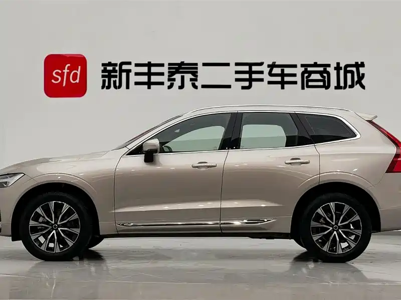 Volvo Volvo XC60 2025 B5 AWD Momentum Luxury Edition 2025 - thumbnail 4