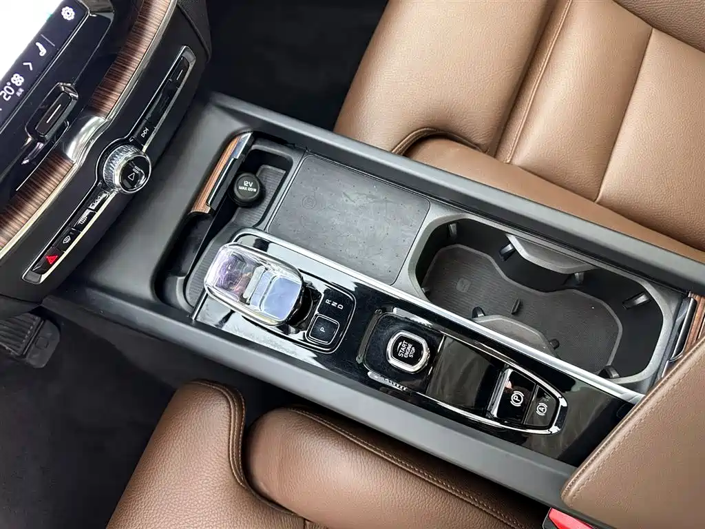Volvo Volvo XC60 2025 B5 AWD Momentum Luxury Edition 2025 - thumbnail 13