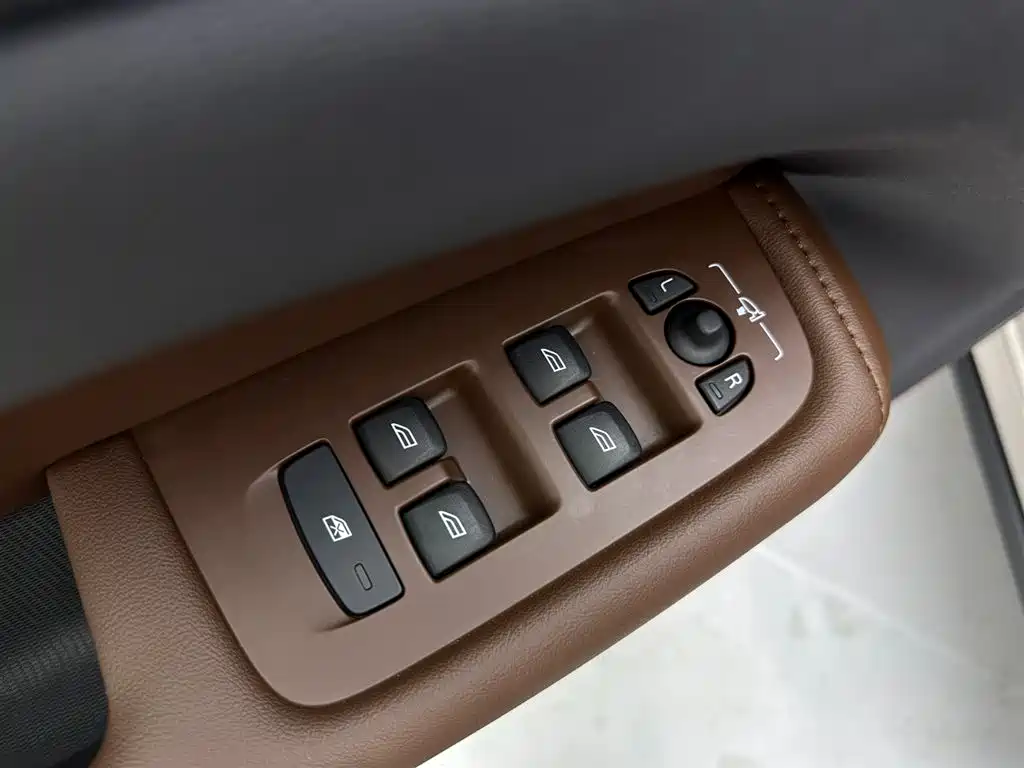 Volvo Volvo XC60 2025 B5 AWD Momentum Luxury Edition 2025 - thumbnail 24
