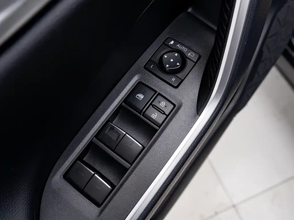 Toyota Venza 2023 Dual Engine 2.5L E-CVT AWD Premium Edition 2023 - thumbnail 10