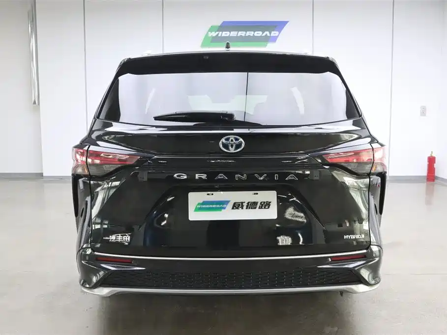 Toyota Toyota Granvia 2022 2.5L Hybrid Premium Edition 2023 - thumbnail 4