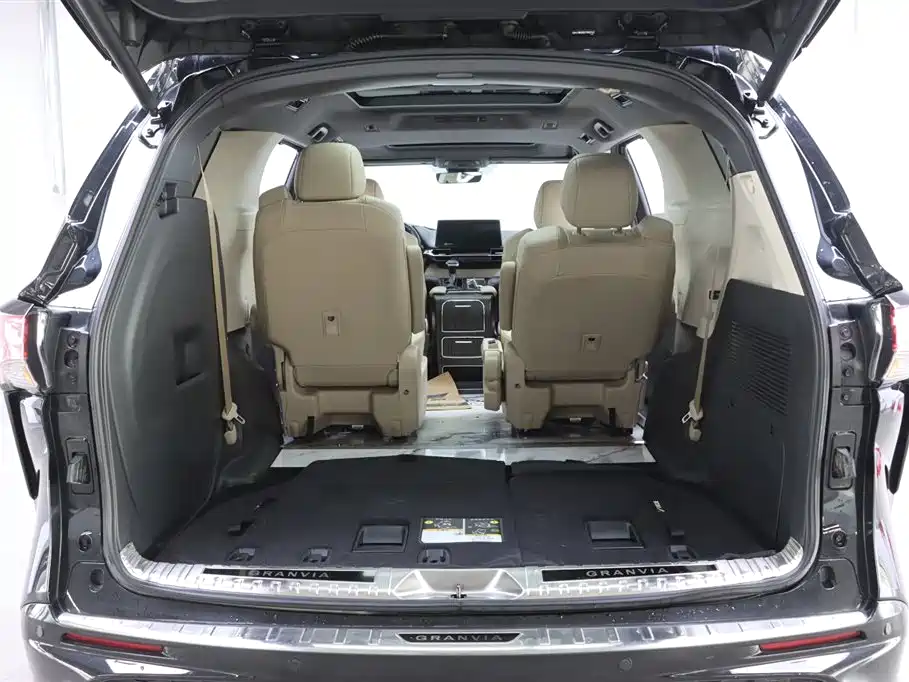 Toyota Toyota Granvia 2022 2.5L Hybrid Premium Edition 2023 - thumbnail 29