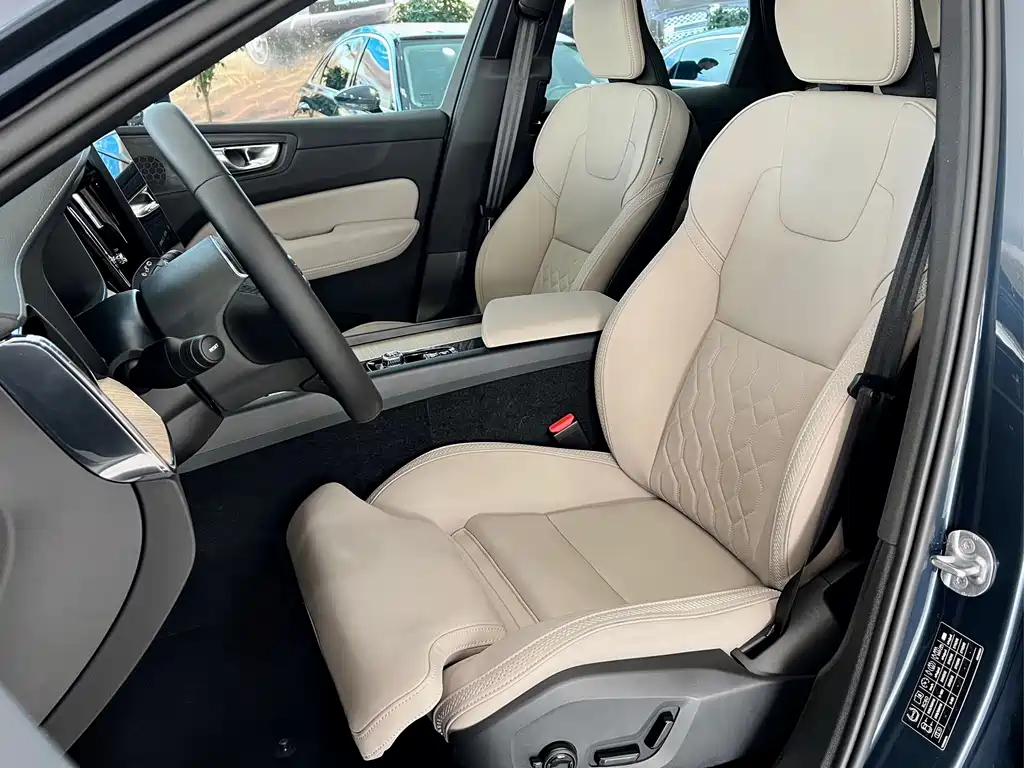 Volvo Volvo XC60 2026 B5 AWD Intelligent Luxury Edition 2026 - thumbnail 5