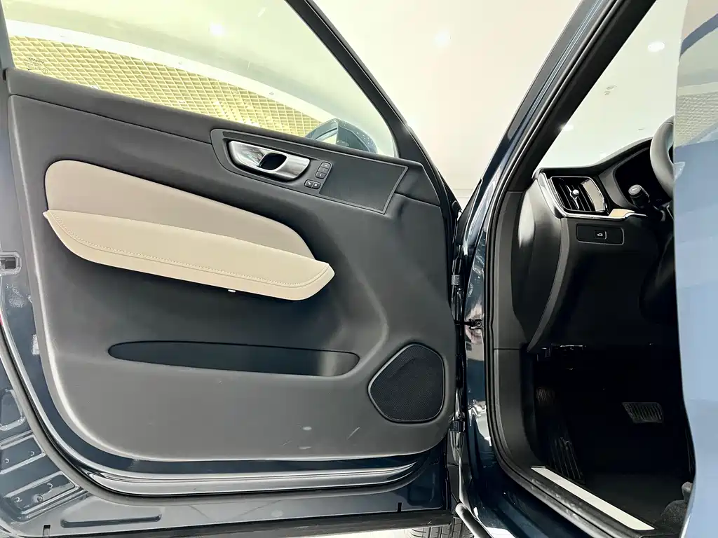 Volvo Volvo XC60 2026 B5 AWD Intelligent Luxury Edition 2026 - thumbnail 19