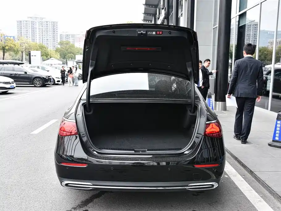 Mercedes-Benz Mercedes-Benz E-Class 2023 E 350 e L Plug-in Hybrid Sedan 2024 - thumbnail 15