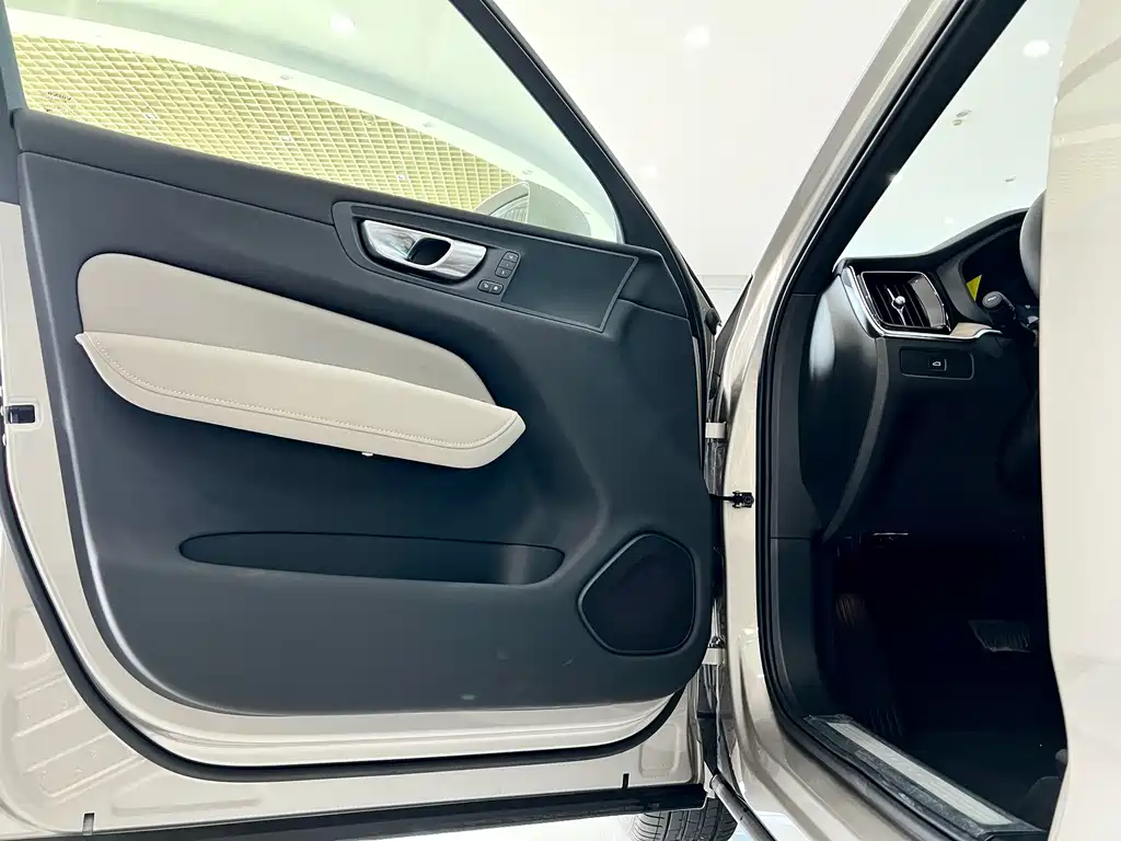 Volvo Volvo XC60 2026 B5 AWD Intelligent Luxury Edition 2026 - thumbnail 18