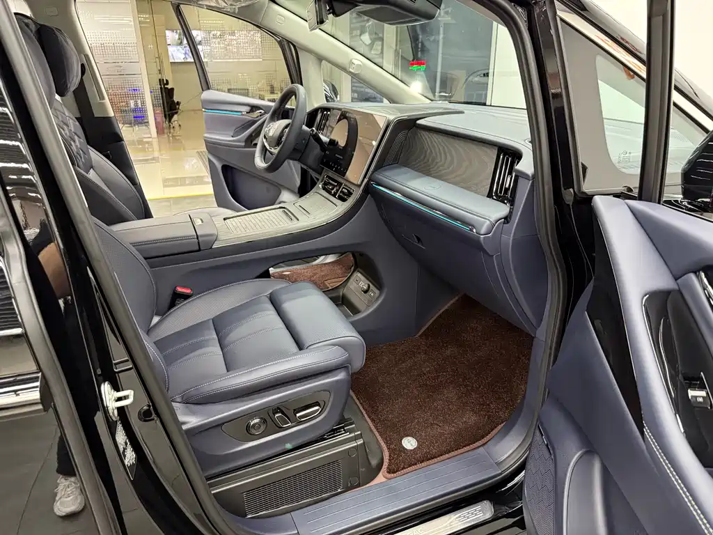 GAC Trumpchi GAC Trumpchi M8 2025 Qiankun Series Max Luxury Cabin 2025 - thumbnail 16