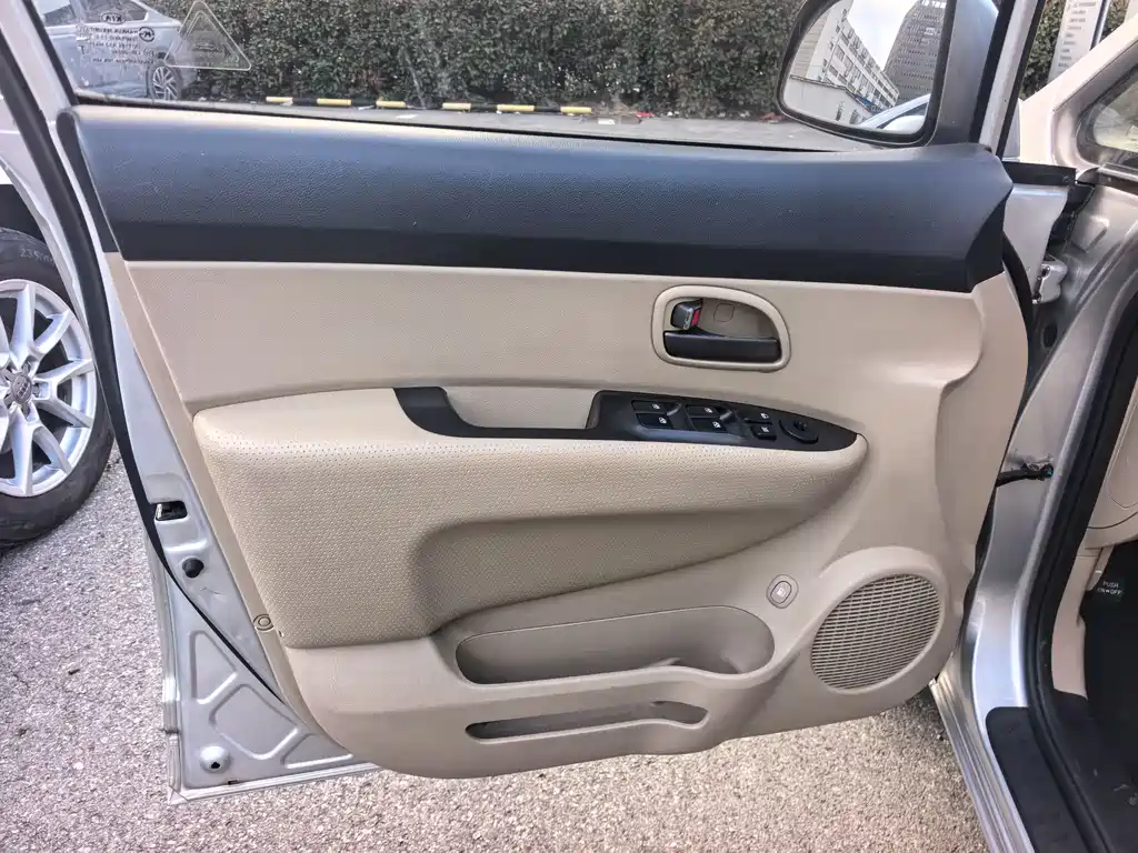 Kia Kia Carens 2011 2.0L 7-seater Automatic Luxury Edition 2012 - thumbnail 8