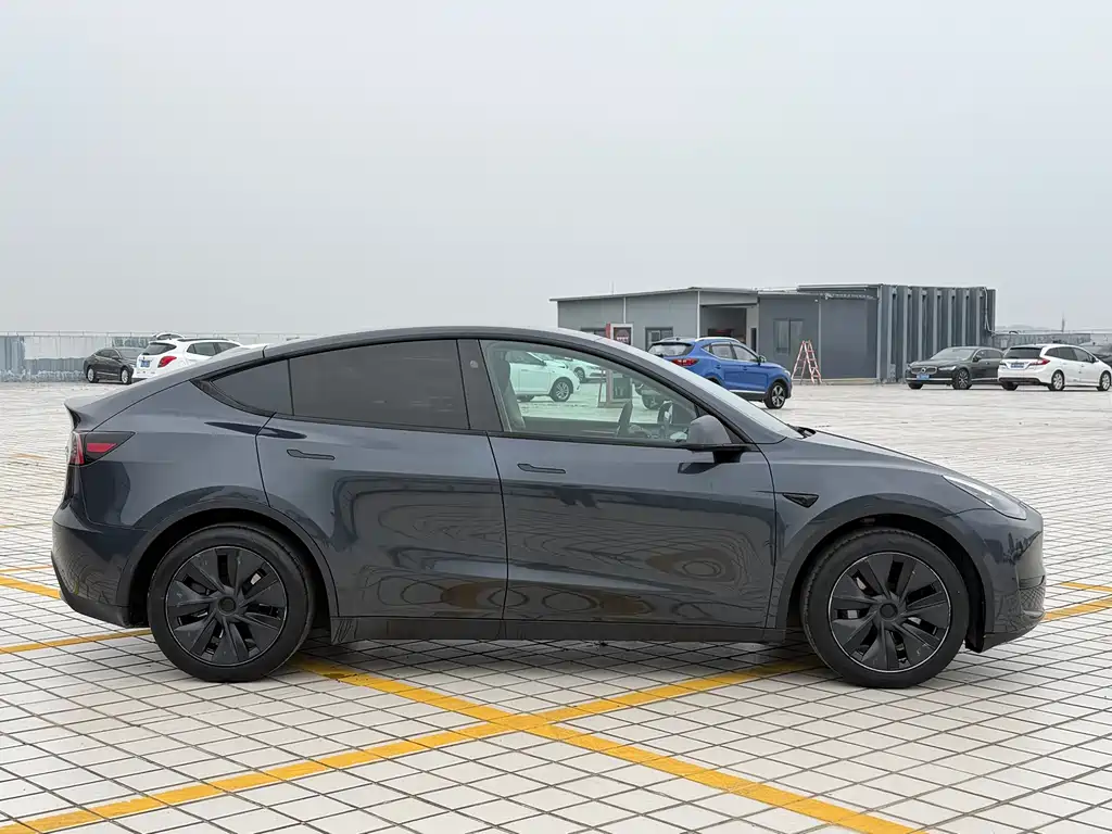 Tesla Model Y 2024 Rear-Wheel Drive Version 2024 - thumbnail 4