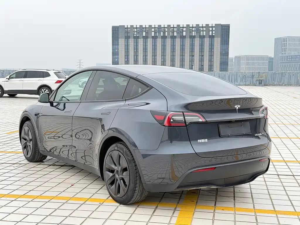 Tesla Model Y 2024 Rear-Wheel Drive Version 2024 - thumbnail 7