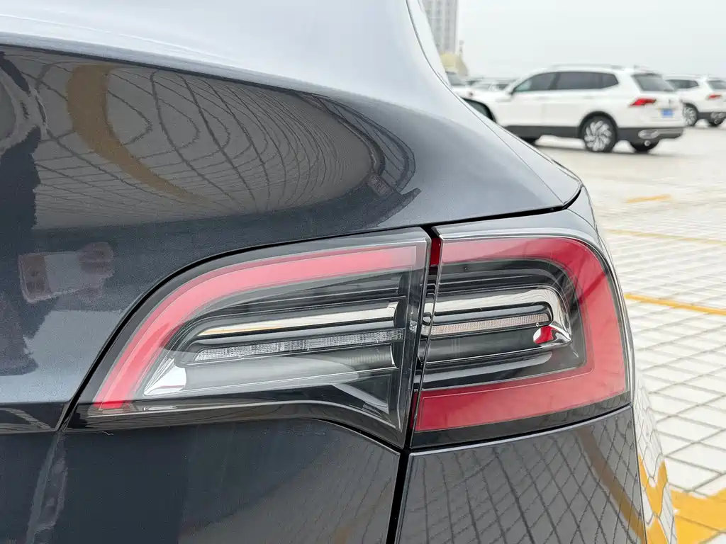 Tesla Model Y 2024 Rear-Wheel Drive Version 2024 - thumbnail 11