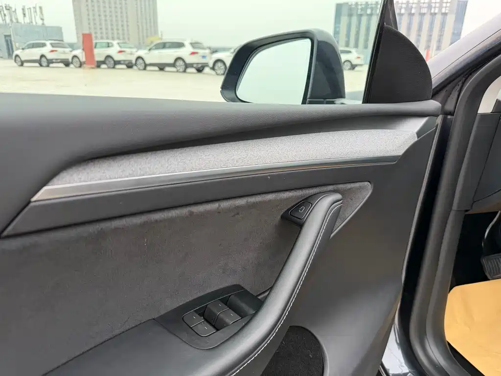 Tesla Model Y 2024 Rear-Wheel Drive Version 2024 - thumbnail 17