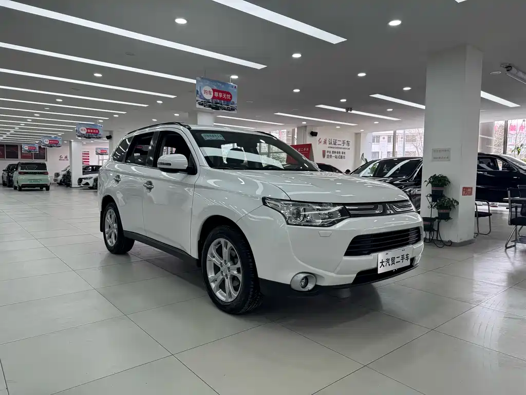 Mitsubishi Mitsubishi Outlander Import 2014 2.4L AWD Luxury Value Edition 5-Seat 2014 - thumbnail 3