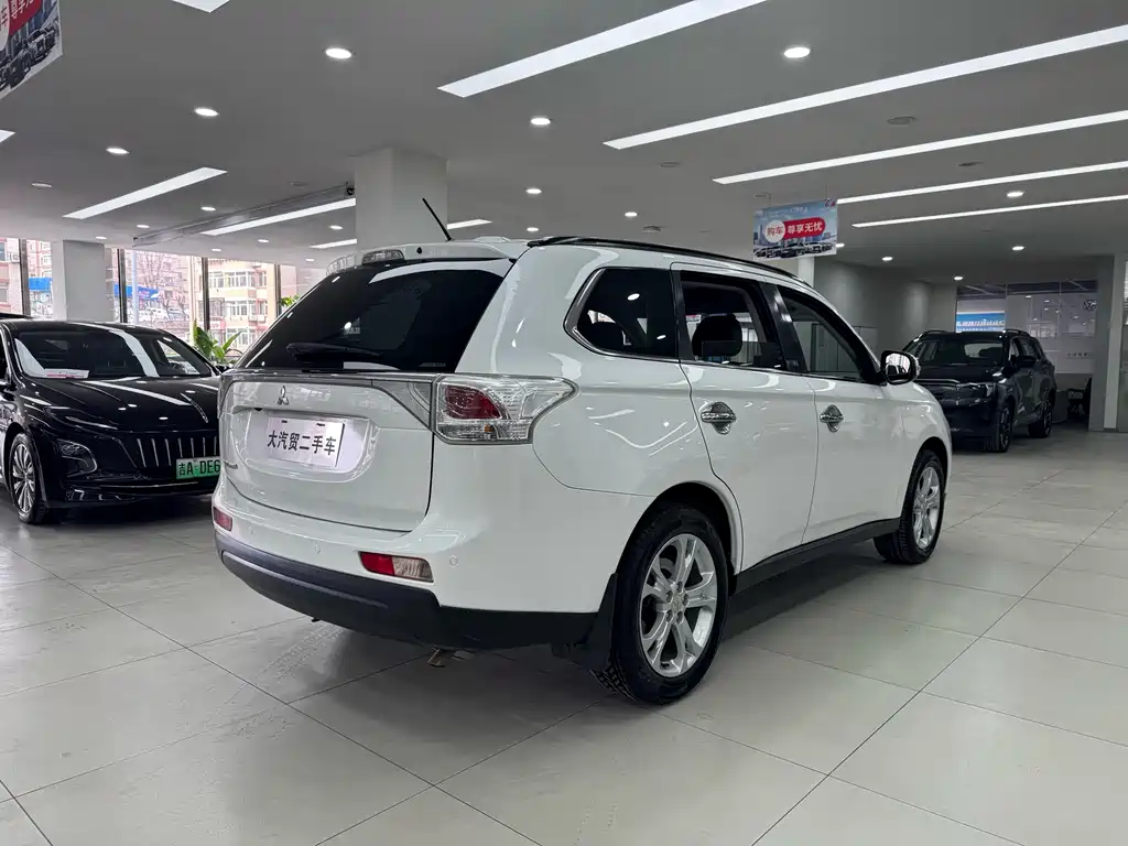 Mitsubishi Mitsubishi Outlander Import 2014 2.4L AWD Luxury Value Edition 5-Seat 2014 - thumbnail 4