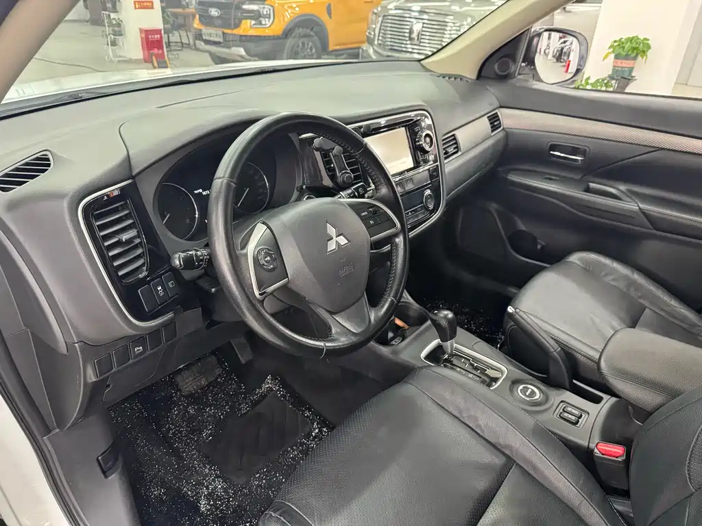Mitsubishi Mitsubishi Outlander Import 2014 2.4L AWD Luxury Value Edition 5-Seat 2014 - thumbnail 6