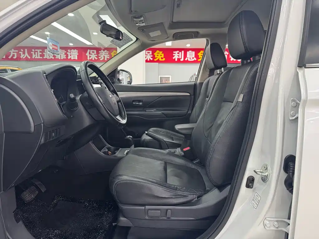 Mitsubishi Mitsubishi Outlander Import 2014 2.4L AWD Luxury Value Edition 5-Seat 2014 - thumbnail 8