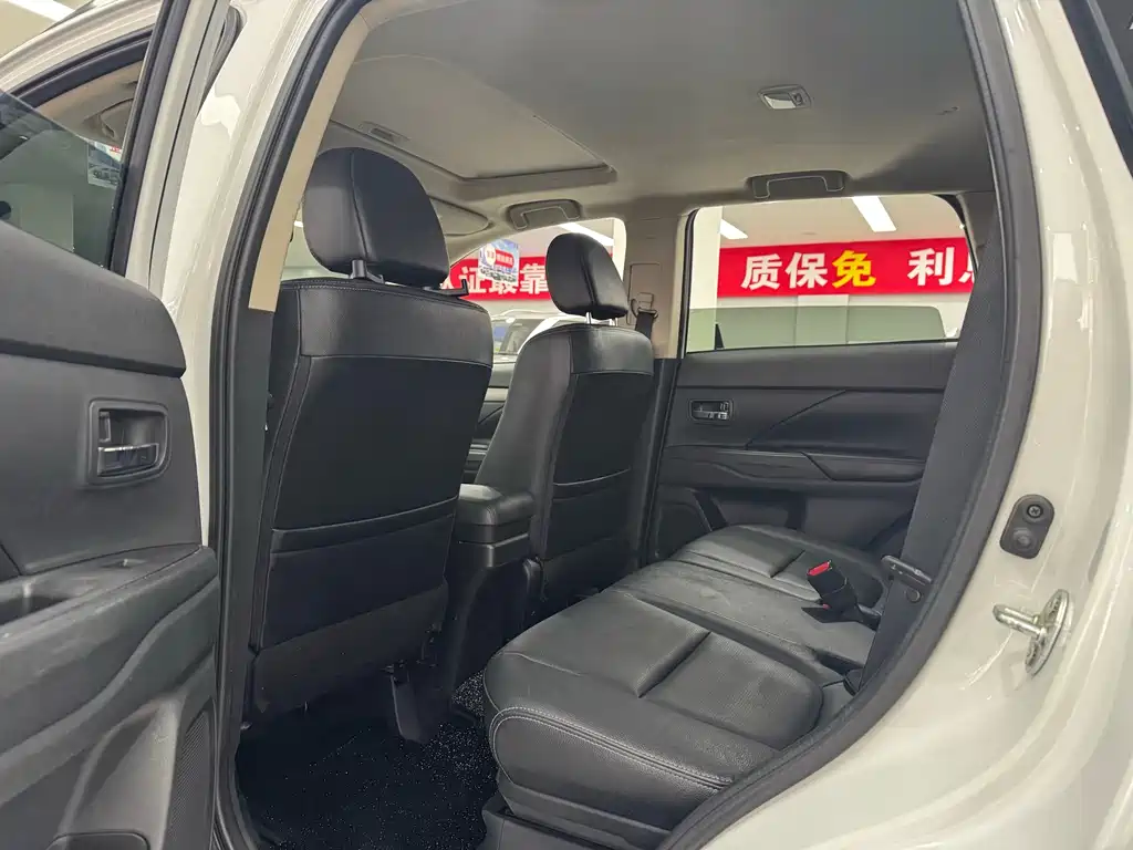 Mitsubishi Mitsubishi Outlander Import 2014 2.4L AWD Luxury Value Edition 5-Seat 2014 - thumbnail 9
