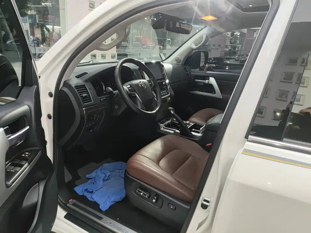 Toyota Land Cruiser (Imported) 2021 Model 5.7L Automatic 2023 - thumbnail 3
