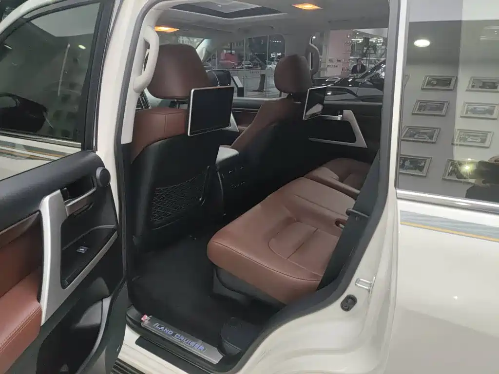 Toyota Land Cruiser (Imported) 2021 Model 5.7L Automatic 2023 - thumbnail 4