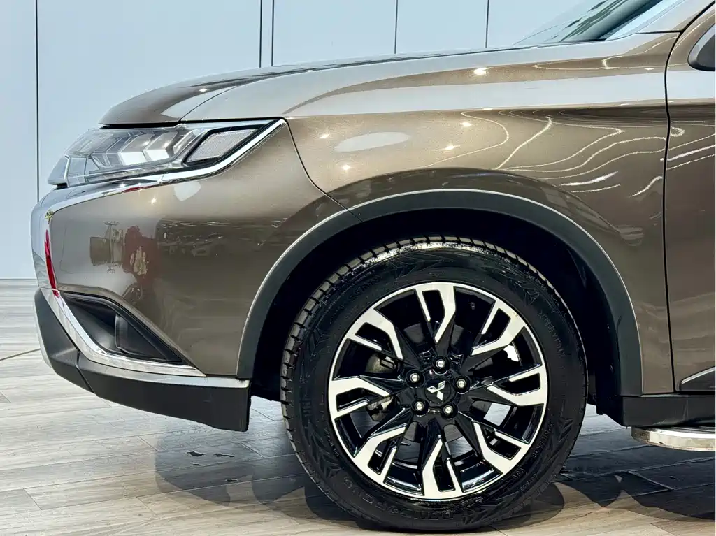 Mitsubishi Outlander 2019 2.4L AWD Limited Edition 7-seater China VI 2018 - thumbnail 4